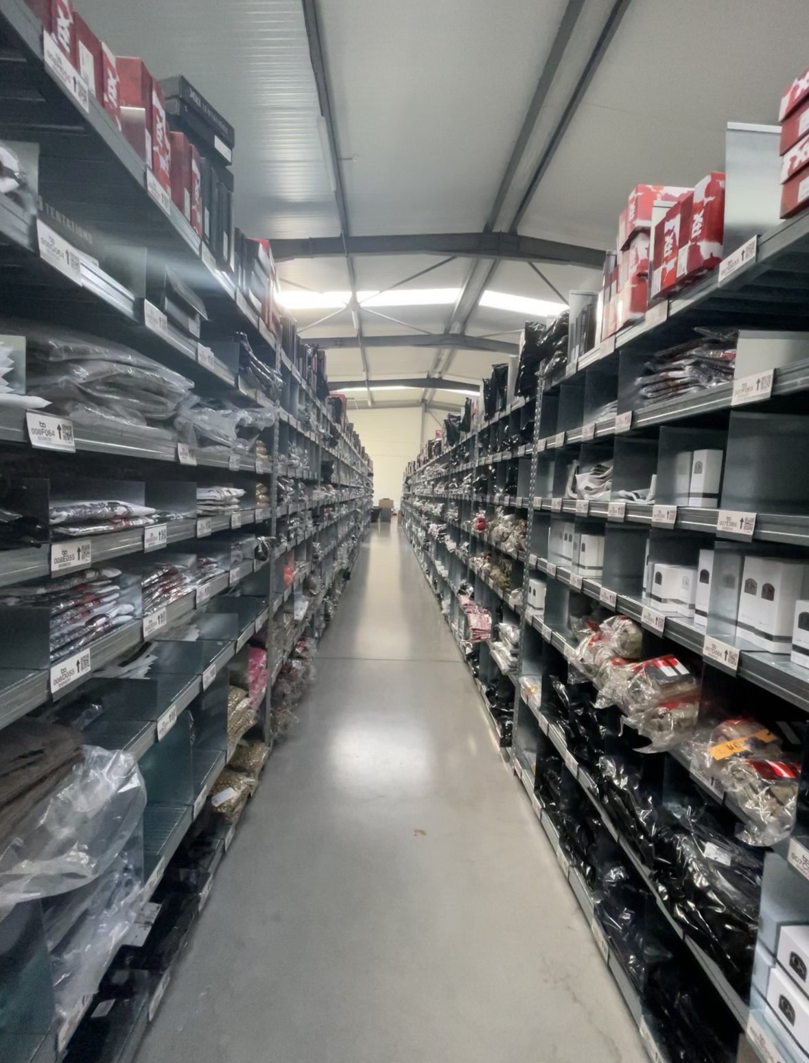 BigArena Class A storage — barcoded bin locations and EU food-safety certified warehouse