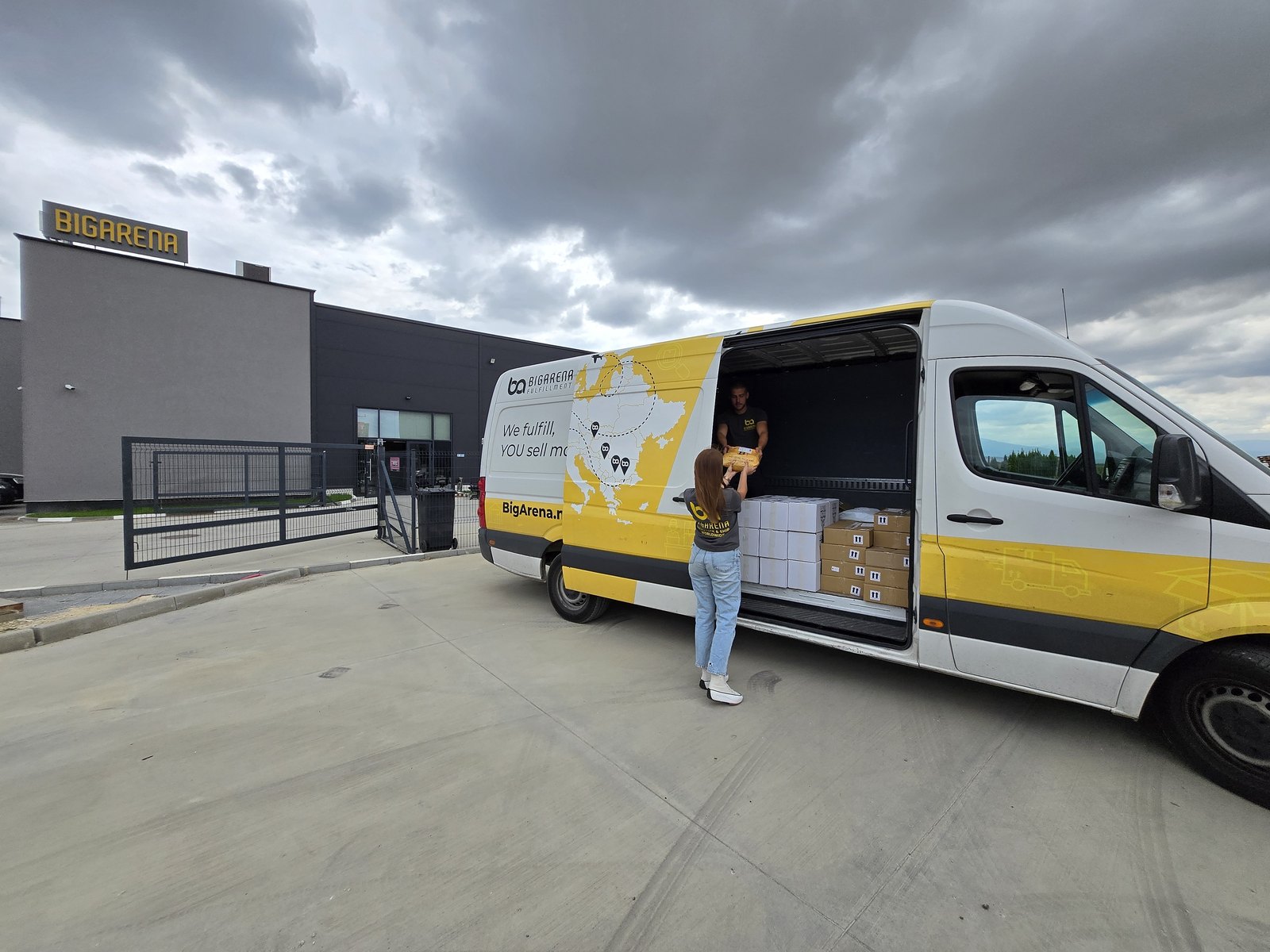 Dispatching parcels from the BigArena fulfillment center to European couriers