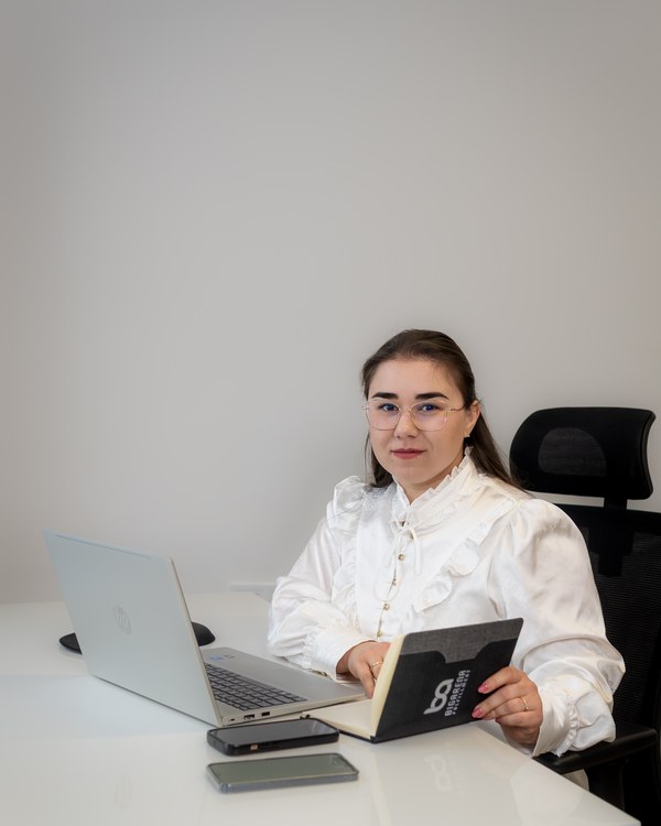 Customer Success specialist at the BigArena fulfillment center — onboarding online stores