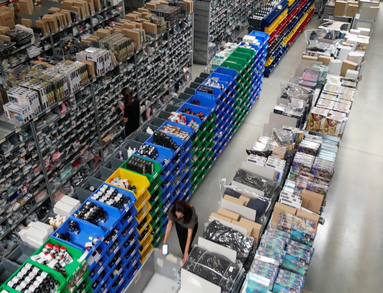 Zona de picking din depozitul BigArena, văzută de sus