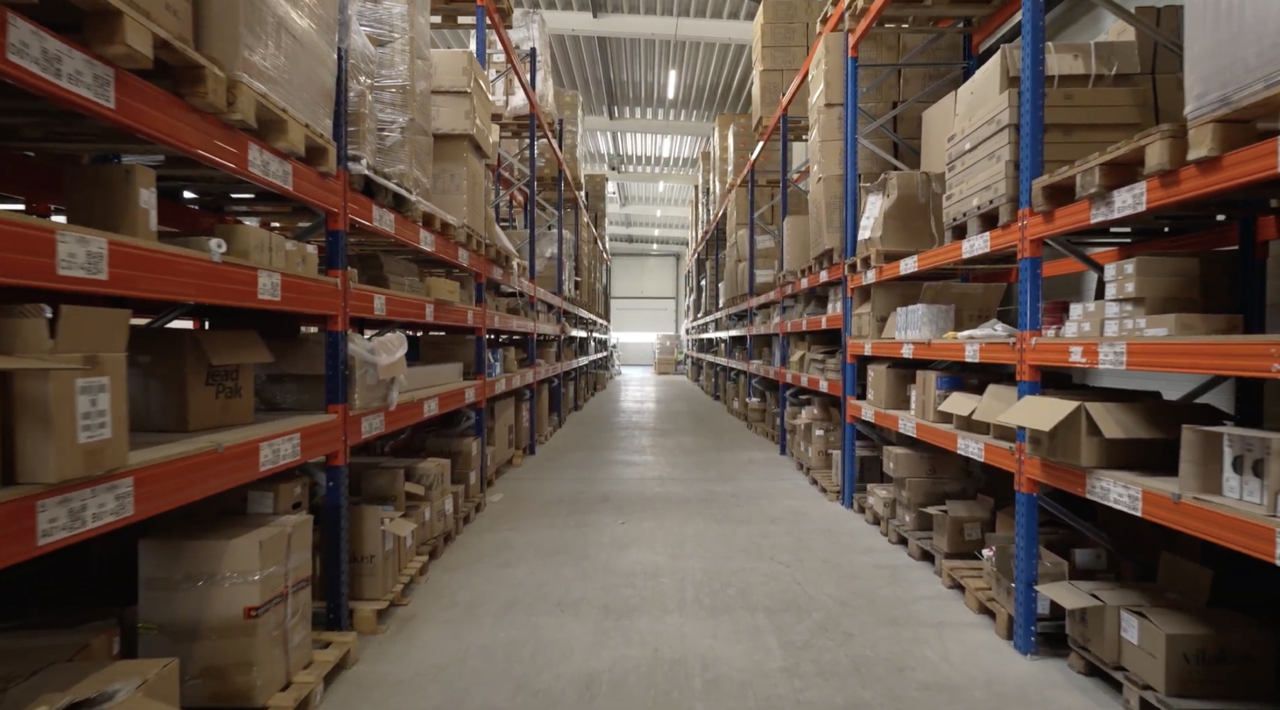 BigArena distribution warehouse — pallet racking with palletised supplement and cosmetics inventory ready for European fulfillment
